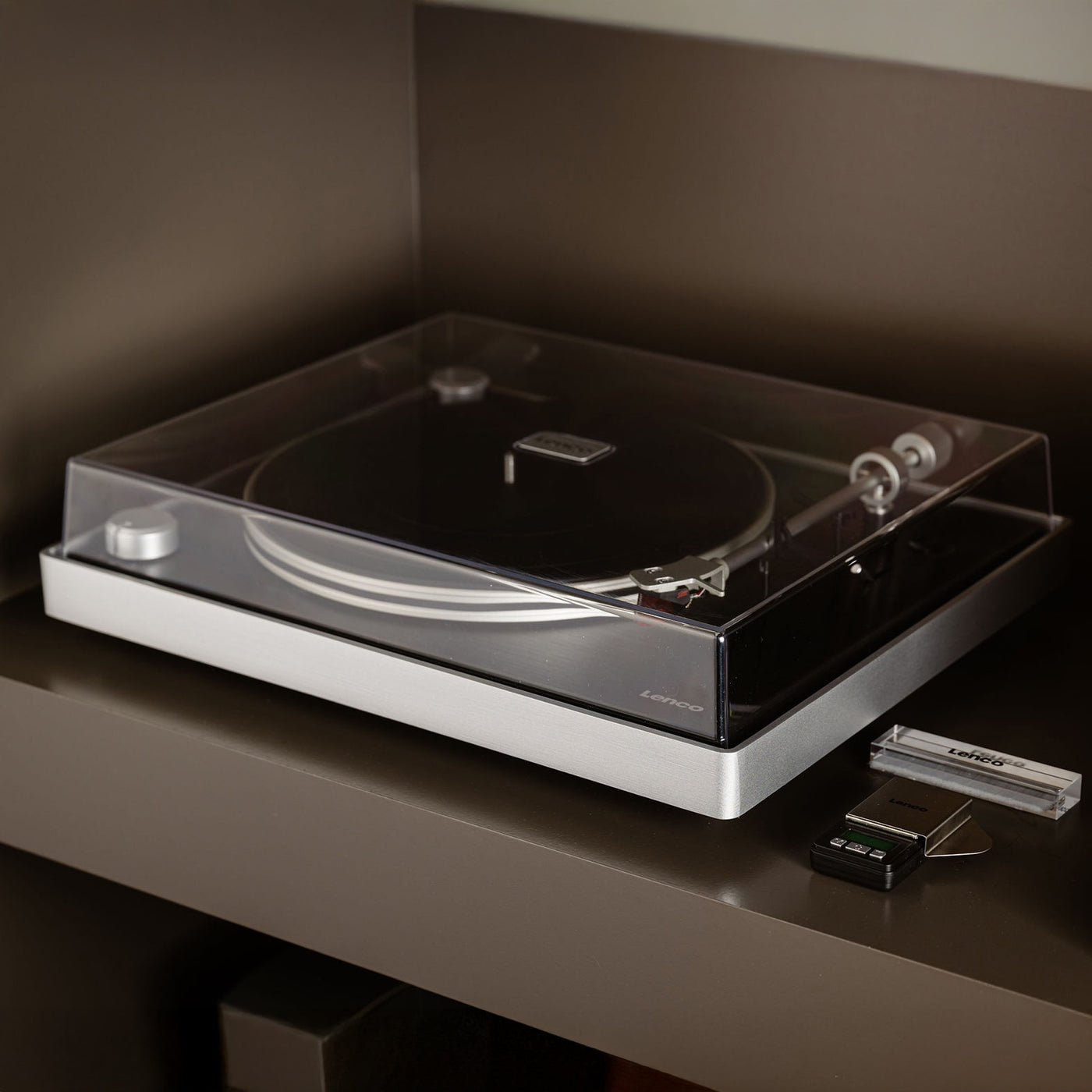 Lenco L-455BK - Platine vinyle avec entraînement par courroie visible, cadre en aluminium brossé et cellule à aimant mobile Ortofon 2M RED - Noir