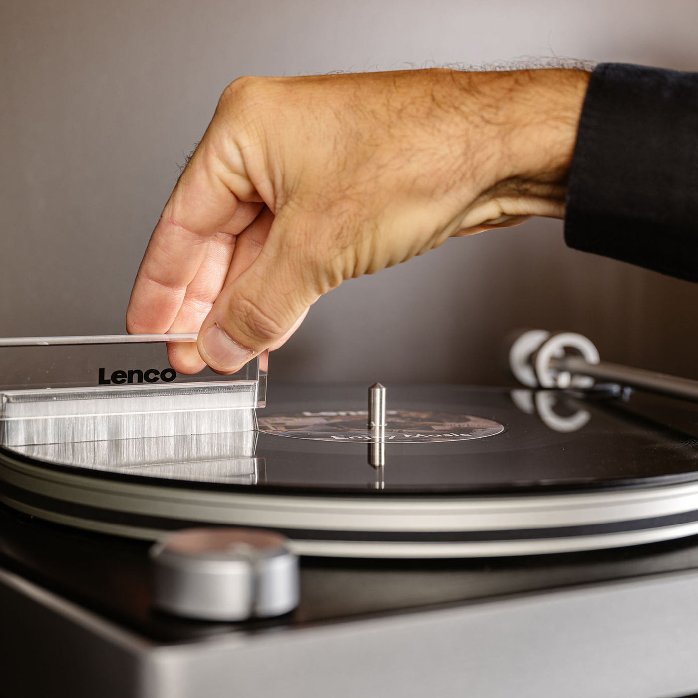 Lenco L-455BK - Platine vinyle avec entraînement par courroie visible, cadre en aluminium brossé et cellule à aimant mobile Ortofon 2M RED - Noir