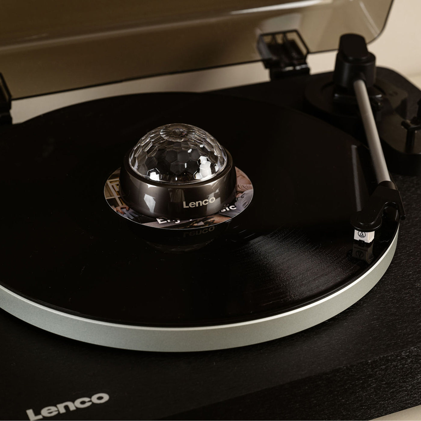 Lenco LBTA-165BK - Platine vinyle entièrement automatique avec transmission Bluetooth® et préamplificateur - Plateau et bras de lecture en métal - Noir