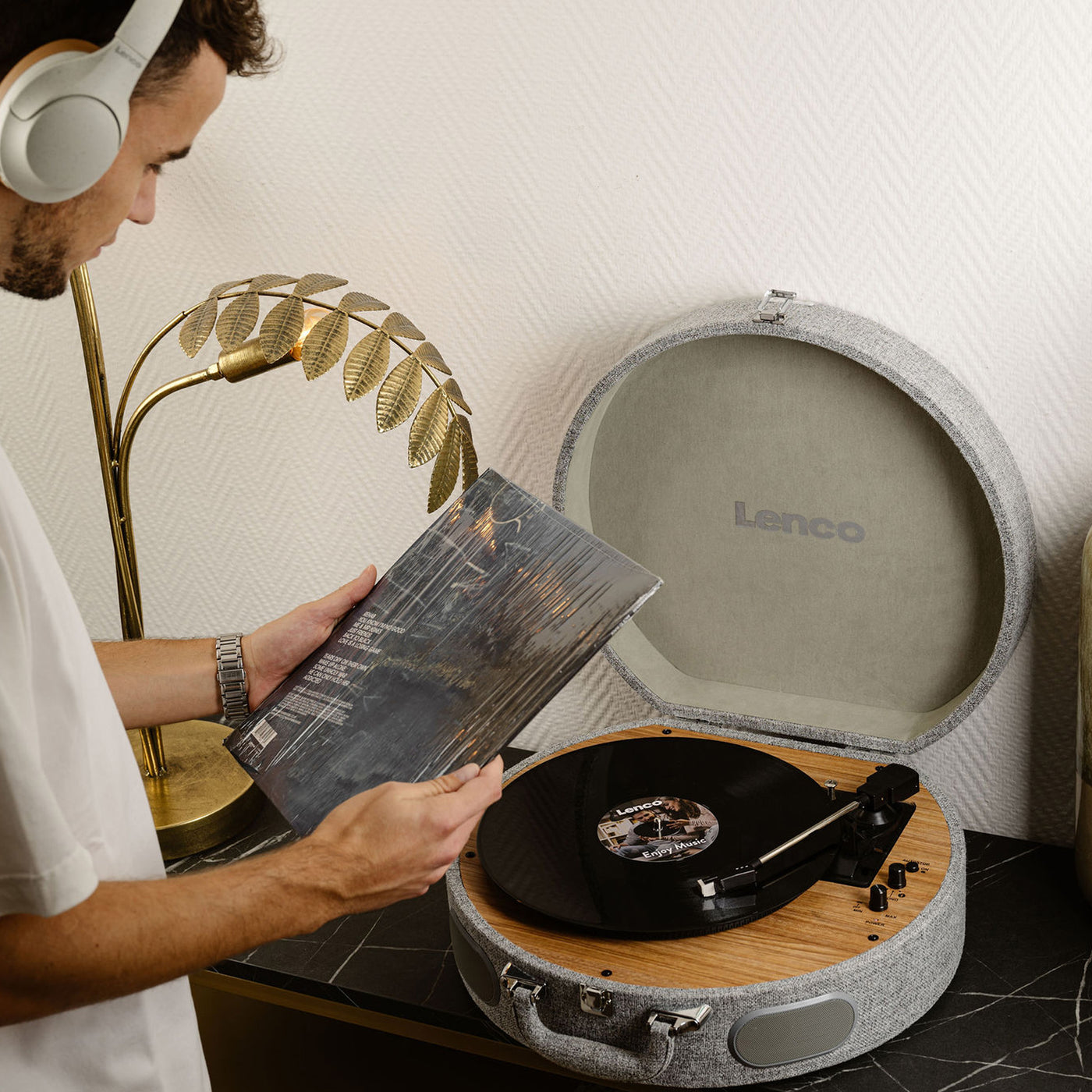 Lenco LS-66GY - Platine vinyle rétro en bois avec haut-parleurs intégrés, Bluetooth® et cellule AT3600L - Gris